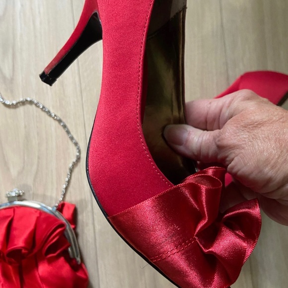 Kelly & Katie pumps with matching purse - Picture 10 of 10